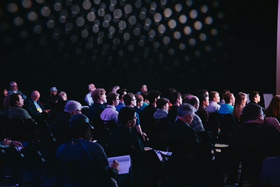 Konferans salonunda dinleyiciler
